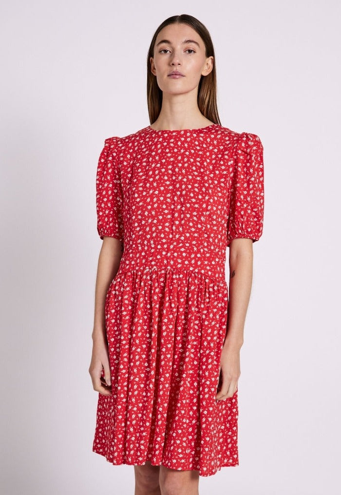 NORR Sabby SS Dress Red Flower AOP - hvittrad.no