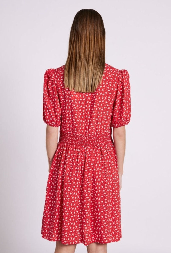 NORR Sabby SS Dress Red Flower AOP - hvittrad.no