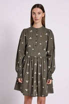 NORR Miluna Embroidery LS Dress Olive W. Embroidery - hvittrad.no