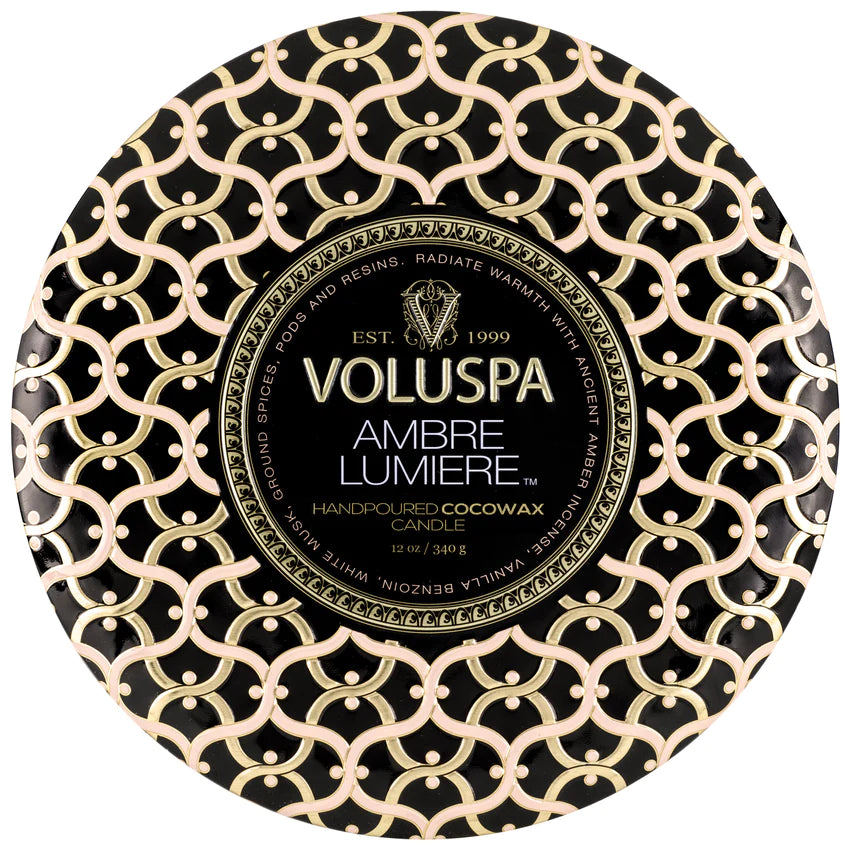 Voluspa 3-Wick Tin Candle - Ambre Lumiere 340g - hvittrad.no