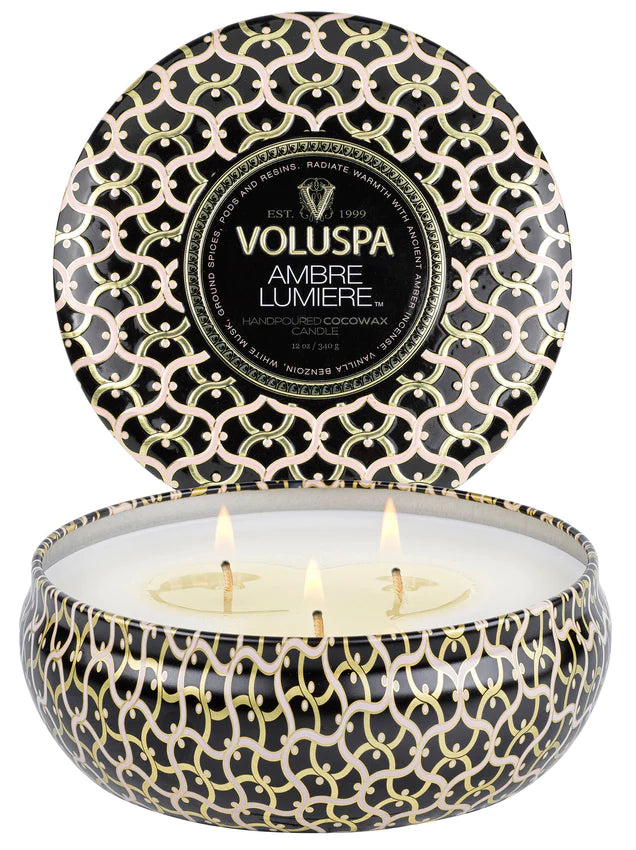 Voluspa 3-Wick Tin Candle - Ambre Lumiere 340g - hvittrad.no