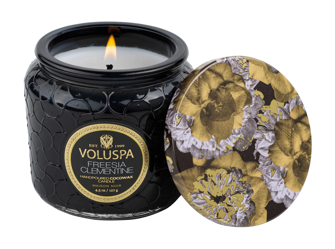 Voluspa Petite Jar Candle - Freesia Clementine 127g - hvittrad.no