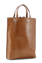 Ganni Banner Medium Tote Strap Naplack Caramel Café - hvittrad.no