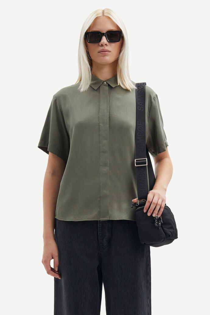 Samsøe Samsøe Mina SS Shirt 14028 Dusty Olive - hvittrad.no