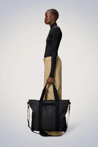 Rains Tote Bag W3 Black - hvittrad.no